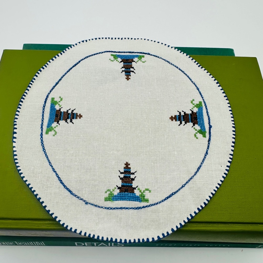 Vintage‎ Hand Embroidered Pagoda Round Linen Doily Blue White 7 Inch